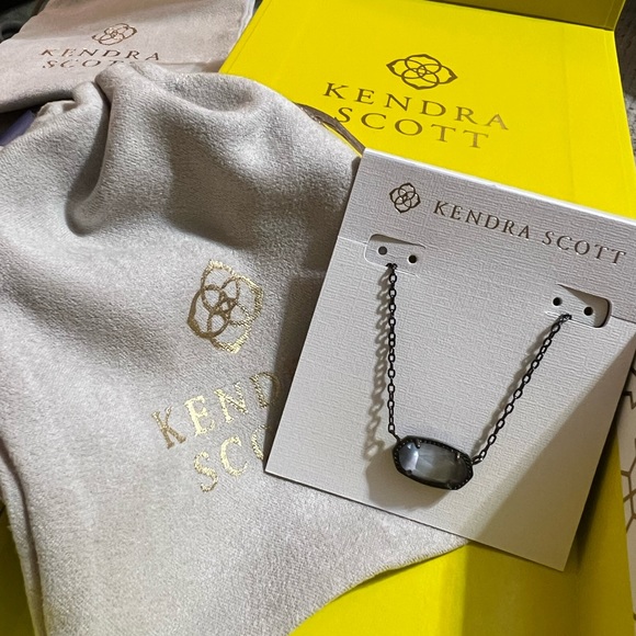 KENDRA SCOTT - ELISA GUNMETAL PENDANT NECKLACE IN SLATE CAT'S EYE - Picture 3 of 5